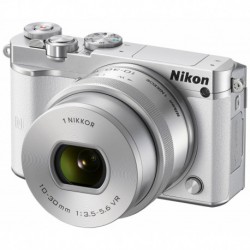 Nikon 1 J5  jarjestelmakamera  10-30 mm (valk)